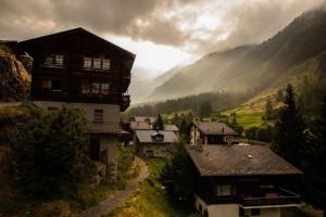 um grupo de casas num vale com montanhas em @tiefenmatten 19 em Blatten im Lötschental