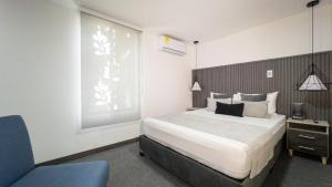 Un dormitorio con una cama grande y una ventana en Hotel velero en Roldanillo