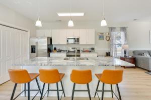 una cocina con sillas naranjas y una isla de cocina en Pet-Friendly Wilmington Home - 2 Mi to Riverwalk, en Wilmington