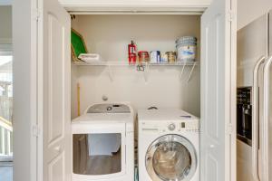 uma pequena lavandaria com máquina de lavar e secar roupa em Pet-Friendly Wilmington Home - 2 Mi to Riverwalk em Wilmington