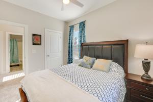 um quarto com uma cama, um candeeiro e uma janela em Pet-Friendly Wilmington Home - 2 Mi to Riverwalk em Wilmington