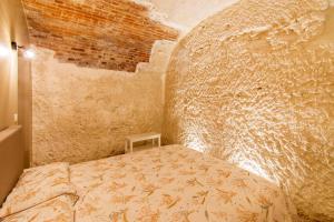 Posteľ alebo postele v izbe v ubytovaní Gîte troglodyte - Troglo du Pontcher