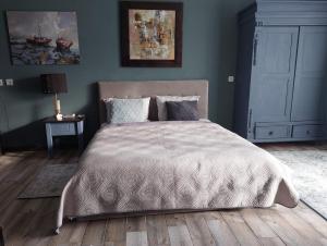 una camera da letto con un letto e un piumone bianco di Quiet place a Kaunas