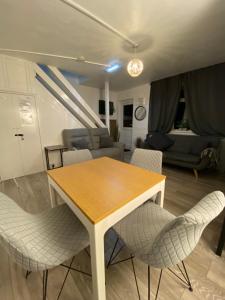uma mesa de jantar e cadeiras numa sala de estar em Cold Harbour Entire 3 Bed House - Free Parking em Croydon