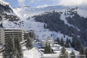 a ski resort in the snow with a mountain at NID DOUILLET DE FLAINE in Flaine