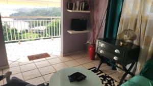 ein Wohnzimmer mit Blick auf einen Balkon in der Unterkunft Le Nid De Bellemont in Trois-Rivières