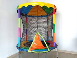 Una silla colorida con un juguete dentro. en Amplia Casa de Campo con Piscina en Cieneguilla en Cieneguilla