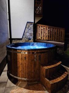 a large wooden tub with a blue top at Górski szafir in Jaworki