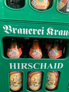 una nevera llena de botellas de cerveza en Brauerei Gasthof Kraus, en Hirschaid