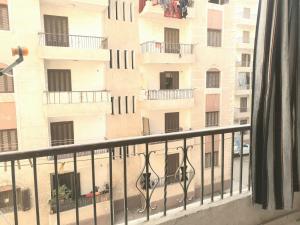 balkon z widokiem na budynek w obiekcie Furnished Apartment w mieście Al-Minja