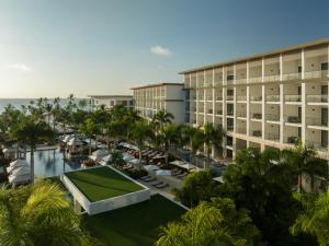 een luchtzicht op een resort met een zwembad en de oceaan bij Hyatt Ziva Cap Cana in Punta Cana