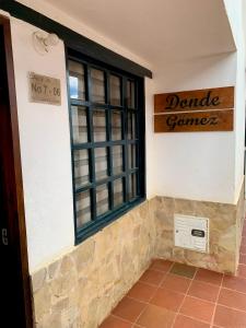 una entrada a un centro de baile con ventana en Casa Donde Gomez, en Villa de Leyva