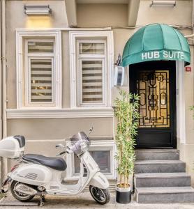伊斯坦堡的住宿－Hub Suite Istanbul，停在大楼前的摩托车