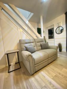 ein Wohnzimmer mit einem Sofa und einem Tisch in der Unterkunft Cold Harbour Entire 3 Bed House - Free Parking in Croydon