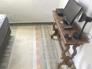 een houten tafel met een computer erop bij Loft em Sousas in Joaquim Egídio