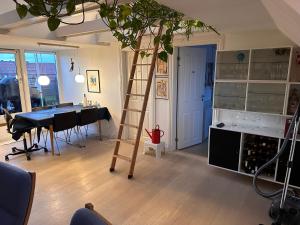 Zimmer mit einem Tisch und einer Leiter in einem Raum in der Unterkunft Aarhus lejlighed med udsigt in Arhus