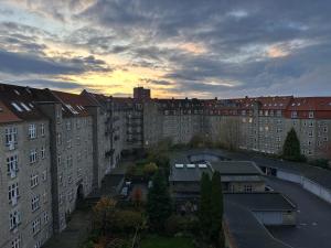 Blick auf eine Stadt mit hohen Gebäuden in der Unterkunft Aarhus lejlighed med udsigt in Arhus