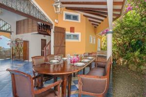 舍爾謝的住宿－Villa Sol Y Sombra，天井上的木桌和椅子