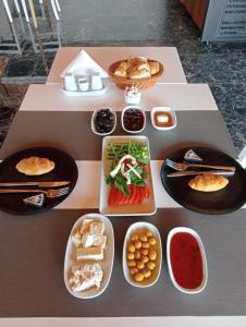 een tafel met borden en kommen eten bij Akarca Butik Otel in Tepecik