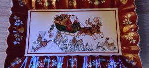 Una foto de Santa Claus en un trineo. en Lodge House Tara, en Kolašin