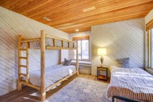 Spacious Park City Home with Deck - Ski Lift On-Site emeletes ágyai egy szobában