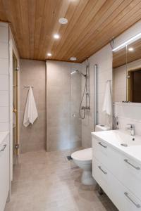 Un baño con inodoro, ducha y lavabo. en Viola apartments, en Rovaniemi 74 fotos más