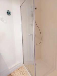 eine Dusche mit Glastür im Bad in der Unterkunft Le Moth Marseillan in Marseillan