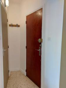 eine Holztür in einem Zimmer mit Flur in der Unterkunft Le Moth Marseillan in Marseillan