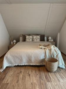 - une chambre avec un lit et un panier à l'étage dans l'établissement Pine & Oak Holiday Home, à Fužine