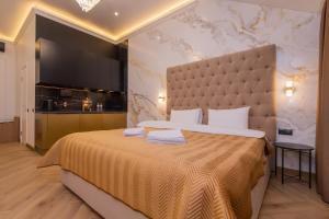 A bed or beds in a room at MYFREEDOM LUX Апартаменти Центр вул Пушкінська 33 м Хрещатик