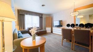 ein Wohnzimmer mit einem Sofa und einem Esszimmer in der Unterkunft Split Rock Resort in Lake Harmony