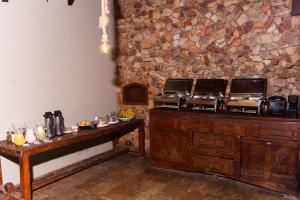 una cucina con un muro in pietra e un piano cottura di Piratas da Vila a Jericoacoara