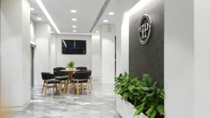 TV a/nebo společenská místnost v ubytování Piraeus Port Hotel