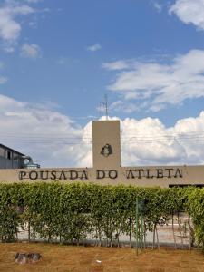 ein Zeichen, das poblada do albuquerque liest in der Unterkunft Pousada do Atleta in Brasilia