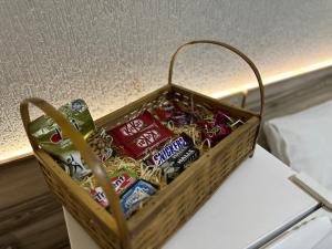 uma cesta cheia de bebidas e snacks numa cama em Pousada do Atleta em Brasília