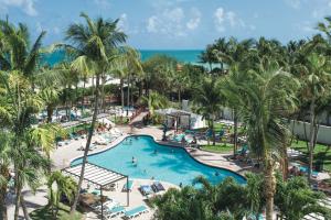 einen Luftblick auf einen Pool mit Palmen des Resorts in der Unterkunft Riu Plaza Miami Beach in Miami Beach