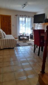 a living room with a couch and a table at Exelente departamento para 4 personas in Trelew