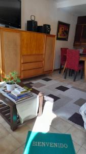 a living room with a tv and a table at Exelente departamento para 4 personas in Trelew
