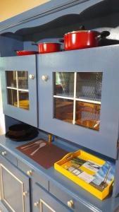 a toy kitchen with two red bowls on top of it at Exelente departamento para 4 personas in Trelew +12 photos