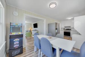 uma sala de jantar com uma mesa branca e cadeiras azuis em 200ft to beach! North Myrtle Beach first level duplex home, pet friendly! em Myrtle Beach
