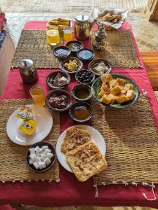 Breakfast options na available sa mga guest sa merzouga berber tents