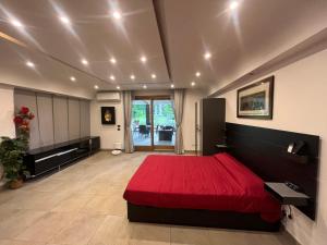 1 dormitorio con 1 cama roja en una habitación en Villa Roma Open Space - Private heated pool & Mini SPA - en Roma