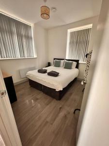 um quarto com uma cama grande num quarto em Station Road Stays - 1 & 2 bed apartments - Desborough, Kettering em Kettering