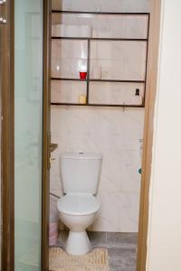 W pokoju znajduje się łazienka z białą toaletą. w obiekcie Davi Bliss w mieście Oshakati
