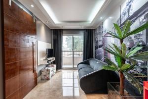 a living room with a couch and a plant at SA11 - Apto 2 Dorms Totalmente Equipado e Acolhedor in Sao Paulo