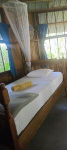 1 dormitorio con 2 camas y ventana en Sun Creek Lodge, en Punta Gorda