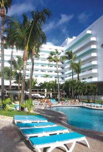 - une rangée de chaises longues à côté de la piscine dans l'établissement Riu Plaza Miami Beach, à Miami Beach