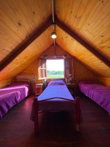 ビージャ・ウルキーサにあるLa Mora Cabañasの木製の屋根裏部屋(ベッド2台付)