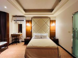Pokój hotelowy z łóżkiem i biurkiem w obiekcie Jiati Business Motel w mieście Zhubei