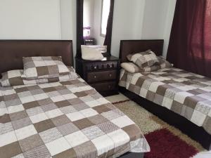 dwa łóżka siedzące obok siebie w sypialni w obiekcie Roxy -Heliopolis w Kairze